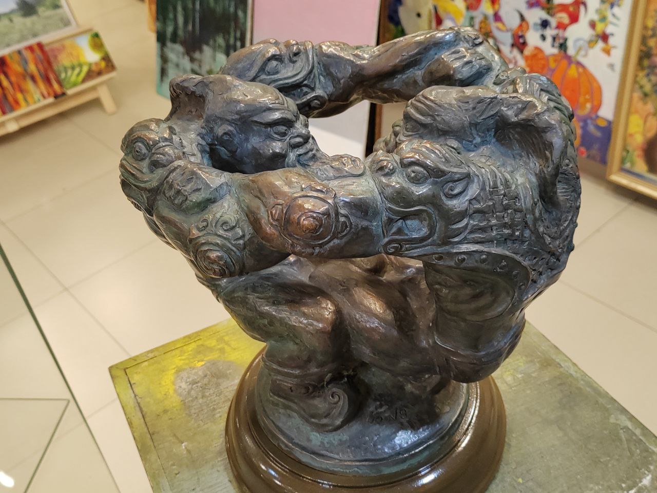 Новый год в Бурятии рискует начаться с громкого процесса Как стало известно Союзмультфильм подал иск на предпринимателя Индиру Шагдарову которую уличили в незаконном использовании авторских прав на бренды Винни Пух и Мойдодыр Студия требует взыскать с предпринимательницы более 17 5 миллионов рублей за нарушение исключительных прав на популярные бренды Согласно иску предпринимательница нарушила права на два товарных знака киностудии Винни Пух и Мойдодыр За первый бренд Союзмультфильм оценил ущерб в 1 56 миллиона рублей а за второй в 15 84 миллиона рублей В общую сумму требований также включены судебные издержки на товар Подробности следуют следим за событиями Фото Новая Бурятия