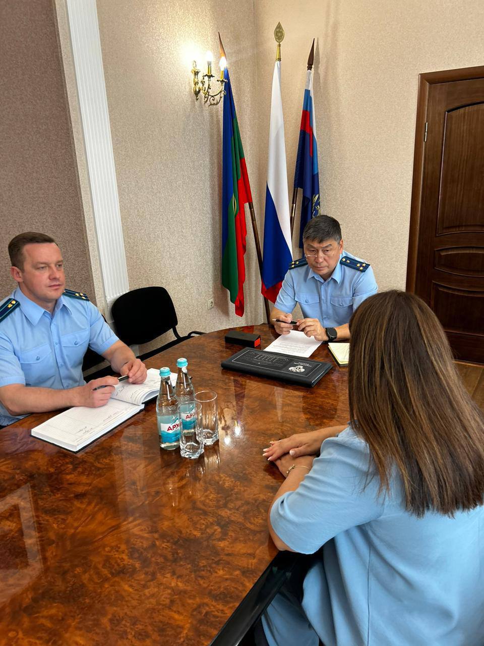 Первый заместитель прокурора Карачаево Черкесской Республики провел личный прием жителей города Черкесска Сегодня 20 августа 2025 года состоялся личный прием жителей города Черкесска первым заместителем прокурора Карачаево Черкесской Республики Саналом Бахниковым В ходе мероприятия от заявителей поступили обращения об устранения нарушений в сфере жилищно коммунального хозяйства об исполнении налогового законодательства и о защите прав субъектов предпринимательской деятельности По принятым заявлениям организованы прокурорские проверки результаты которых поставлены первым заместителем главы республиканского надзорного ведомства на личный контроль Заявители получили исчерпывающие разъяснения по интересовавшим их вопросам правоприменения Ранее на прием к Саналу Бахникову обратились жильцы одного из многоквартирных домов республиканской столицы с жалобой о ненадлежащем исполнении управляющей компанией обязанностей по содержанию общедомового имущества По итогам состоявшегося приема приняты меры к устранению нарушений и восстановлению прав заявителей в подъездах жилого дома проведены работы по замене канализационной трубы и установке освещения Также по устным обращениям заявительниц им разъяснен порядок оказания государственной социальной помощи на основании социального контракта и нормы законодательства регламентирующие проведение надзорными органами проверок в отношении предпринимателей