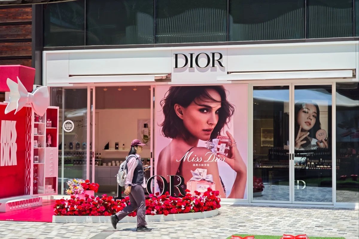 Киберуправление Китая оштрафовало Dior за передачу данных покупателей Киберполиция обнаружила многочисленные нарушения закона о защите персональной информации в работе шанхайской дочерней компании модного гиганта Это первый крупный случай нарушения китайского закона о защите персональной информации который действует в стране с ноября 2021 года Компания передавала персональные данные клиентов из Китая в штаб квартиру Dior во Франции без проведения оценки безопасности экспорта данных а также без стандартного контракта для такого экспорта или получения сертификации по защите персональной информации Dior Shanghai также обвинили в том что бренд недостаточно информировал клиентов о том как их персональные данные будут использоваться французской штаб квартирой и не получал их отдельного согласия на это В заявлении киберуправления Китая говорится что местная полиция применила к Dior Shanghai административные наказания но размер штрафа и другие детали не раскрываются Это не первый случай штрафа в адрес fashion ритейлеров за ненадлежащее использование данных Несколько дней назад лидер мирового рынка быстрой моды Shein получил штраф на 176 млн за ненадлежащее использование файлов cookies от Комиссии по защите данных Франции CNIL Shein считают штраф несоразмерным и подчеркнули что с августа 2023 года компания сотрудничала со CNIL и усилила все аспекты защиты данных Подписывайтесь на Fashion Dive