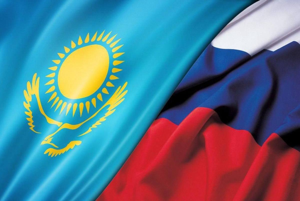 Казахстан и Россия отмечают 33 года дипломатических отношений Сегодня 22 октября исполняется 33 года со дня установления дипломатических отношений между Казахстаном и Россией За это время между двумя странами выстроена прочная система взаимодействия основанная на стратегическом партнерстве союзничестве и многовековой дружбе народов Сотрудничество охватывает все ключевые сферы от экономики энергетики и безопасности до культуры образования и гуманитарных связей говорится в сообщении посольства России в Казахстане Символично что именно сегодня в Москве проходит встреча министра иностранных дел Казахстана Ермека Кошербаева с главой МИД России Сергеем Лавровым Это первый зарубежный визит казахстанского министра в новой должности что подчеркивает особый характер отношений между двумя странами и союзнический вектор внешней политики Казахстана и России Стороны подтвердили готовность и далее развивать взаимовыгодное сотрудничество укреплять стратегическое партнерство и вместе отвечать на современные вызовы baq rus