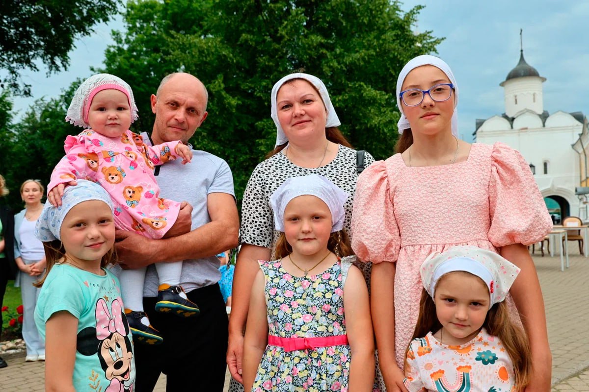 150 тысяч рублей могут получить родители на четвертого и последующих детей  Вологодские семьи, в которых с 1 января 2024 года родился четвертый или последующий ребенок, могут получить региональный материнский капитал в размере 150 тысяч рублей. Эта единовременная выплата является частью программы губернатора «Семья – оплот Русского Севера».    Дополнительную информацию можно получить в Центре социальных выплат по телефону контакт-центра: 8172  23-99-70.