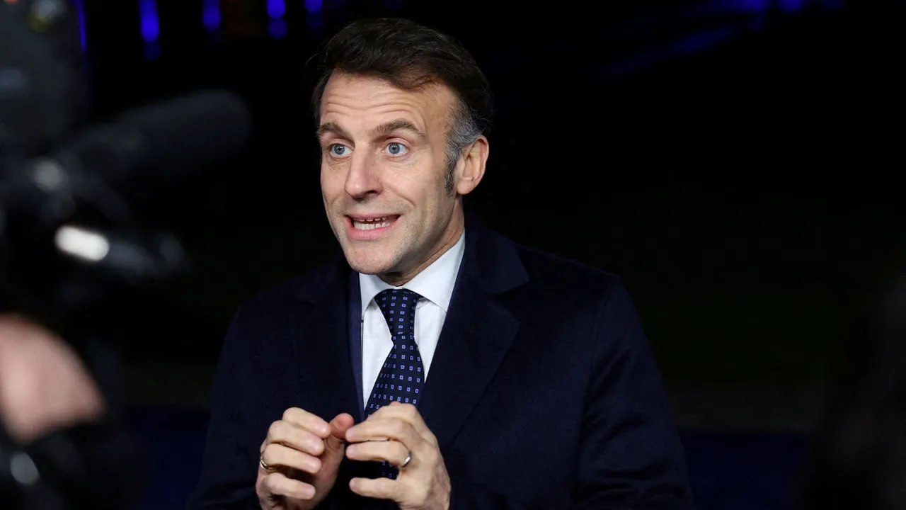 Макрон назвал свободу слова чепухой Президент Франции усомнился в подлинности свободного выражения мнений и призвал к прозрачности и общественному порядку Подробнее   Президент Франции Эммануэль Макрон заявил что свобода выражения мнений является чистой чепухой если никто не понимает как людей направляют в рамках этой свободы особенно когда речь идет о переходе от одного ненавистного высказывания к другому Свобода выражения это чистая чепуха если никто не знает как его направляют через эту так называемую свободу выражения особенно когда речь идет о переходе от одного ненавистного высказывания к другому сказал он Во время общения с представителями местного сообщества в ходе визита в Индию Макрон отметил что свобода слова не может считаться подлинной если люди не осознают каким образом формируются и усиливаются их взгляды По его словам без прозрачности в том как мнения создаются и распространяются идеал свободы выражения рискует быть искажен манипуляциями и расколом Французский лидер призвал к более прозрачному переходу между различными позициями и подчеркнул необходимость определенного общественного порядка Он заявил о желании избежать любых расистских и ненавистнических высказываний и подчеркнул что защита открытых дебатов не должна позволять распространение вредной или дискриминационной риторики под прикрытием свободы Будьте в курсе последних новостей с TRT на русском