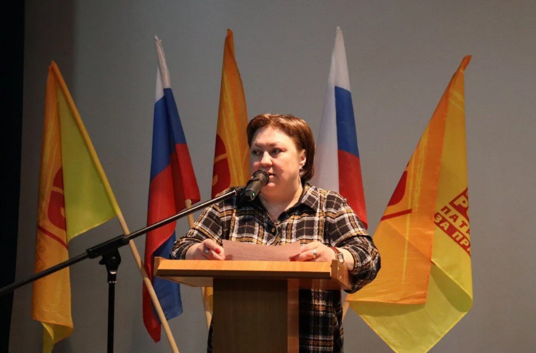 Дом вернули из небытия Ко мне обратилась жительница Барнаула рассказав что поход в МФЦ обернулся для неё сюрпризом По словам женщины при попытке получить выписку из ЕГРН выяснилось что её дом построенный в 1963 году и поставленный на учёт в 2012 году был снят с кадастрового учёта как утративший существование Никаких уведомлений судебных решений или объяснений предоставлено ей не было Заявительница опасалась что это было сделано с целью завладения её земельным участком где она проживает всю жизнь и которое является её единственным жильём Направила депутатский запрос в прокуратуру Алтайского края В ходе прокурорской проверки выяснилось что земельный участок поставлен на кадастровый учёт и на него зарегистрировано право муниципальной собственности Барнаула Управление Росреестре внесло сведения о жилом доме в ЕГРН Однако как оказалось комитет по управлению муниципальной собственностью Барнаула в рамках мероприятий по выявлению правообладателей ранее учтённых объектов выявил что на данный дом не зарегистрировано право собственности необходимые документы отсутствовали По этой причине объект был снят с учёта Заявительница выразила желание оформить право собственности на дом Муниципалитетом была проведена работа по его восстановлению на государственном кадастровом учёте Надзирающим прокурором заявителю оказана правовая помощь в оформлении собственности на дом Справедливо ДепутатБоровикова ЕвгенияБоровикова Регион22 Алтай2025 Собственность