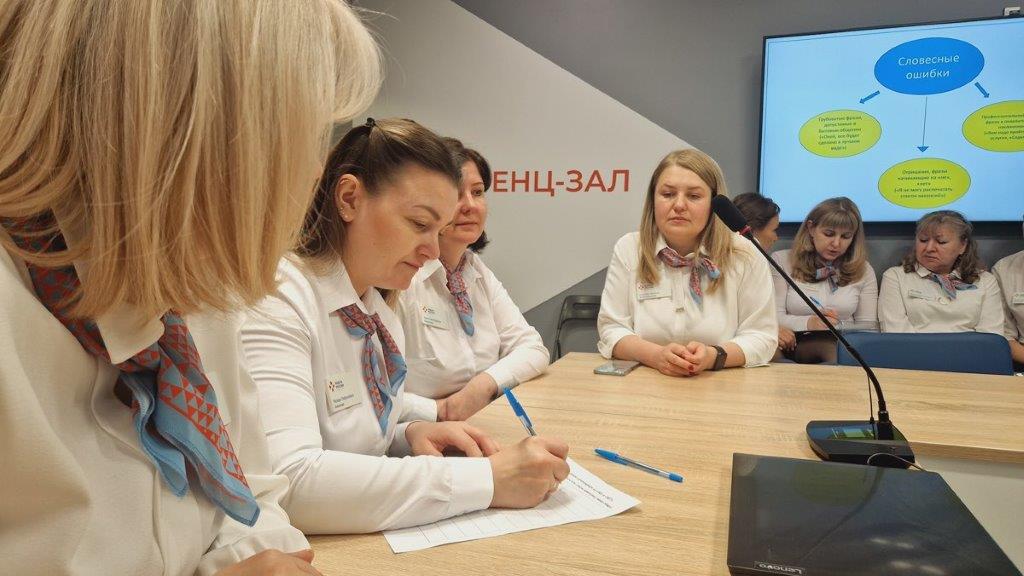 Тюменская служба занятости вошла в топ-10 общероссийского рейтинга по индексу клиентоцентричности Регион занимает 7 место в списке из 90 субъектов России. Тюменская область ввозглавила рейтинг немодернизированных субъектов. Второе место — в рейтинге управляющих центров занятости. Служба занятости региона делает ставку на развитие человеческого капитала, отметили в Департаменте труда и занятости населения Тюменской области. Так, в 2025 году: проведено 16 обучающих мероприятий различного формата деловые игры, тренинги, семинары-практикумы для 168 сотрудников ГКУ ЦЗН ТО; 172 сотрудника службы занятости прошли обучение по онлайн-программе "#ЯСТОБОЙ. Коммуникация в сложных ситуациях" Мастерской управления "Сенеж" президентской платформы "Россия — страна возможностей"; регион активно участвует в федеральном проекте "Управление рынком труда" национального проекта "Кадры". руководители и специалисты центров занятости региона направляются на переобучение в московский кампус РАНХиГС, где получают не только теоретические знания, но и знакомятся с передовым международным опытом в области управления рынком труда и развития карьеры. Департамент труда и занятости населения Тюменской области.