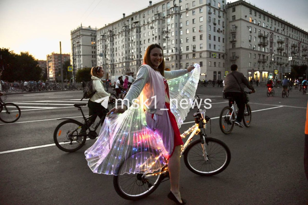  Ночной велофестиваль с размахом прошёл в Москве. Показываем, как это было. Участники преодолели 21 км и проехали 16 набережных вдоль Москвы-реки и Яузы. На старте спортсменов ждали фейерверки и мыльные пузыри. Здесь же можно было подкачать колёса и взять воду. На велофестивале также провели конкурс костюмов — марафонцы перевоплотились в единорогов, Ёжика Соника, стартовали в фатиновых юбках, масках и бантах. О том, как это было, смотрите в нашем фоторепортаже