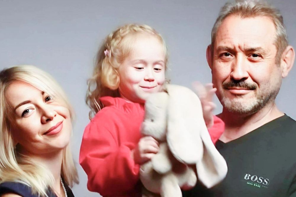 Спасатели по заявке правоохранителей с пятницы 30 января на два дня выйдут на повторные поиски пропавшей в Красноярском крае семьи Усольцевых Об этом сообщается в Telegram канале КГКУ Спасатель 30 и 31 января спасатели Красноярского поисково спасательного отряда по заявке правоохранительных органов будут задействованы в повторных мероприятиях по поиску пропавшей семьи на территории д Кутурчин Партизанского района говорится в публикации Напомним Сергей и Ирина Усольцевы вместе с пятилетней дочерью Ариной пропали во время турпохода 28 сентября 2025 года В соцсетях и СМИ обсуждаются различные версии случившегося На данный момент приоритетной является версия о несчастном случае Активные поиски семьи завершились 12 октября они перешли в режим точечных задач Фото соцсети Подписаться на Российскую газету Читать нас в MAX