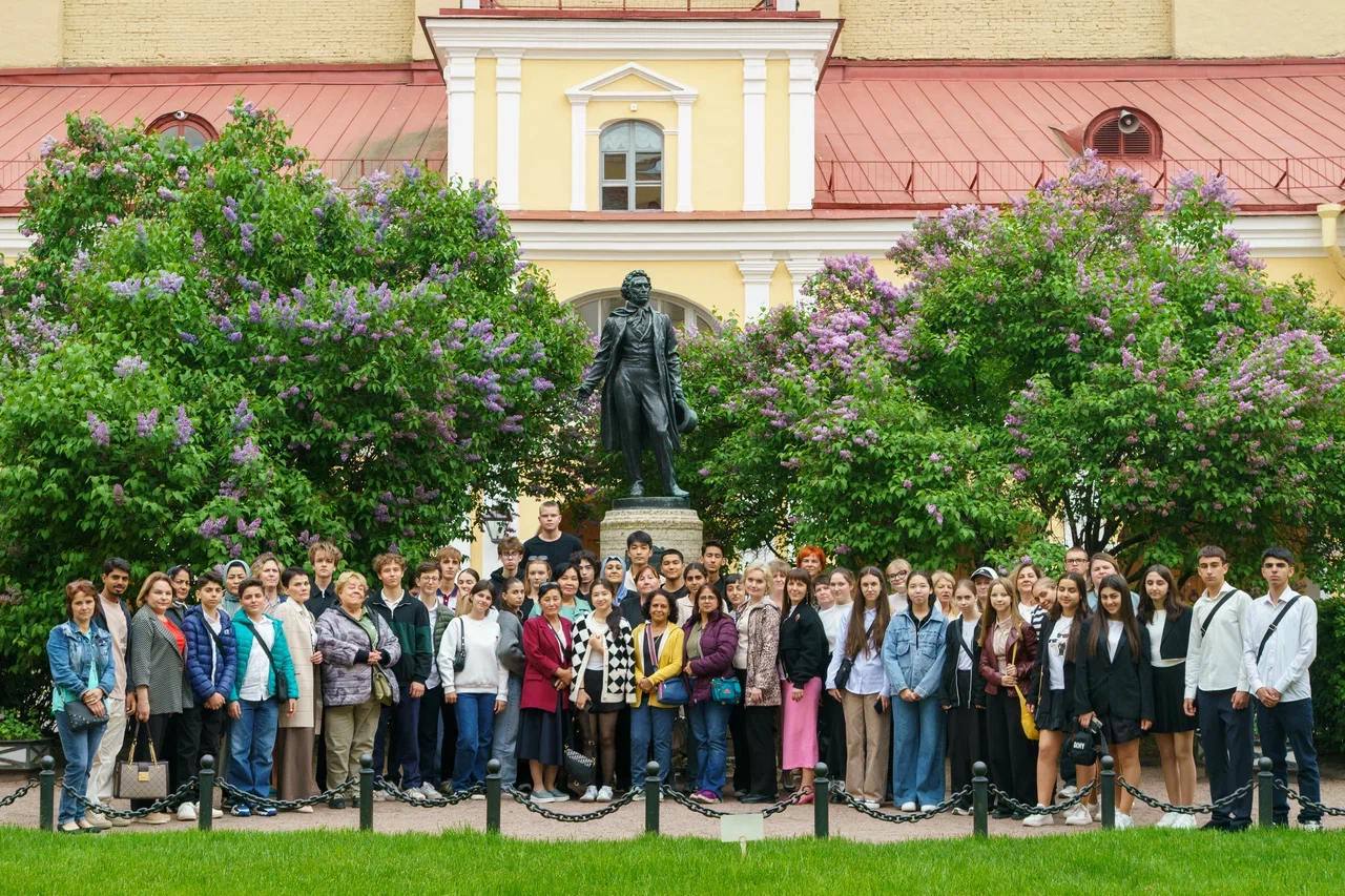 С 25 по 31 мая в Санкт-Петербурге состоялись мероприятия образовательной программы «Пушкинский Петербург», объединившей учеников и учителей из 12 стран мира.  Турцию представляли ученица 10 класса Частной Международной Русской школы им. Пушкина в Стамбуле Унуз Мери Элизабет и ее наставник Алла Озноян, учитель русского языка и литературы.   Все мероприятия программы были направлены на знакомство и изучение жизни и наследия великого русского поэта и приобщение к многовековой культуре и истории России.   Посещение Мемориального музея-квартиры А. Пушкина, Мемориального Музея-Лицея, Музея «Дом станционного смотрителя», обзорная экскурсия по Санкт-Петербургу обогатили гостей Северной столицы знаниями и впечатлениями.  Пушкинская неделя подарила всем участникам уникальную возможность укрепить образовательные и культурные связи школ, гордо носящих имя Пушкина.
