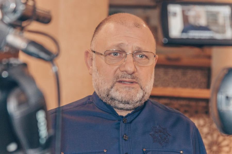 Член комиссии Совета при Президенте РФ по межнациональным отношениям Джамбулат Умаров станет гостем Русского форума в Чите В Чите 27 28 ноября по инициативе губернатора Забайкальского края Александра Осипова и митрополита Читинского и Петровск Забайкальского Димитрия состоится масштабный Русский форум Мероприятия будут посвящены культуре традициям истории русского народа в соответствии с задачами национального проекта Семья Участником одной из площадок Русского форума станет Герой Чеченской республики многодетный отец Джамбулат Умаров Джамбулат Умаров родился 15 июля 1969 года в поселке Затеречный Ставропольского края Он окончил исторический факультет Чеченского государственного университета стажировался в Тунисском университете и является кандидатом политических наук Владеет несколькими языками включая арабский и английский Его карьера в органах власти Чечни началась в 2005 году Сообщается что он занимал пост первого вице премьера правительства республики Также он был депутатом Парламента ЧР и министром по национальной политике внешним связям печати и информации Помимо обязанностей в правительстве Чечни Джамбулат Умаров входит в состав комиссии Совета при Президенте РФ по межнациональным отношениям Помимо государственной службы с 2022 года Джамбулат Умаров является президентом Академии наук Чеченской Республики Он также известен как писатель и публицист Джамбулат Умаров имеет ряд государственных и церковных наград В 2024 году ему было присвоено звание Героя Чеченской Республики Также среди его наград Орден Славы и чести III степени которым он был удостоен Русской Православной Церковью Джамбулат Умаров является многодетным отцом в 2019 году он взял под опеку двух детей из Магнитогорска оставшихся без попечения родителей  Напомним что форум соберет ведущих федеральных экспертов Подробнее о форуме по ссылке   Подписывайтесь TG VK MAX