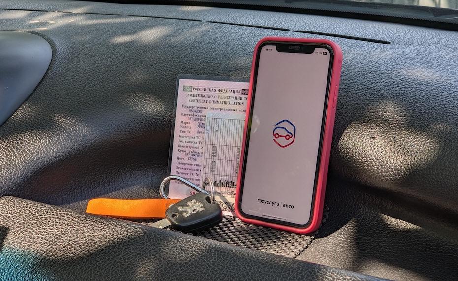 Появилась важная информация для всех водителей кто покупает ОСАГО в интернете Мошенники начали продавать фейковые полисы ОСАГО в рунете Они создают полную копию сайтов страховых компаний на похожих доменах после чего предлагают там супердешевые полисы ОСАГО Ни один водитель не упустит случая сэкономить на очередной страховке так что люди заходят и покупают полисы с оплатой банковской картой После оплаты на email поступает документ который выглядит точь в точь как настоящий полис Обман раскрывается лишь при наступлении страхового случая то есть в момент ДТП Помимо того что чинить машину или даже две придется из своего кармана данные банковской карты тоже могут оказаться скомпрометированы iguides