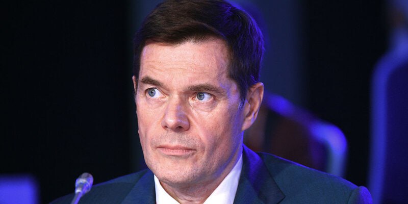 Главным вызовом для российской экономики является масштаб и недостаточное экономическое пространство заявил основной владелец Северстали Алексей Мордашов на форуме в рамках Недель российского бизнеса РСПП Бизнесмен назвал БРИКС привлекательной зоной для сотрудничества отметив рост ВВП стран объединения в 2025 году 3 4 3 8 и долю БРИКС в мировом ВВП по паритету покупательной способности 41 Он отметил что в условиях фрагментации рынка Россия заблаговременно создала альтернативную торговую архитектуру благодаря которой теперь имеет режимы свободной торговли с государствами где проживают 350 млн человек с перспективой роста до 700 млн Однако по словам Мордашова наличие большого рынка само по себе не решает всех проблем и главным вызовом становится масштаб По его мнению России необходим экономический простор и поиск надежных партнеров в Южной Америке на Ближнем Востоке и в Азии для формирования по настоящему емкого общего рынка Мордашов пояснил что для развития инвестиционно емких отраслей таких как аэрокосмос тяжелое машиностроение или энергетика критически важна окупаемость вложений Нынешнего объема экономик дружественных стран для этого недостаточно уточнил бизнесмен Топ Бизнес Подписаться в MAX