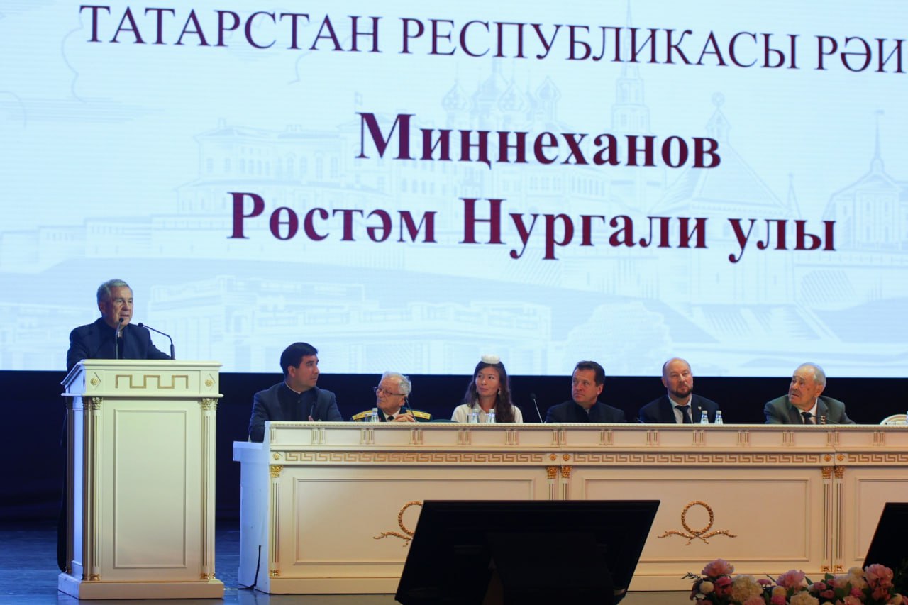 Мы должны сохранить язык и религию переплетая их Минниханов Раис Татарстана заявил о значимости семьи языка и религии в деле сохранения нации во время пленарного заседания Милләт Җыены Национальное Собрание которое прошло сегодня в Казани По его словам нужно сохранить язык и религию переплетая их Язык в первую очередь сохраняется внутри семьи Если наши дети не говорят на родном языке значит он будет утрачен поэтому очень важно сохранять традиции обычаи и духовные ценности татарского народа сказал Рустам Минниханов Он также отметил важность работы которая ведется в рамках Милләт Җыены и поблагодарил татарских делегатов со всего мира Вы являетесь частичкой нашего народа мы на вас опираемся мы с вами вместе поэтому огромная вам благодарность KazanFirst в бот