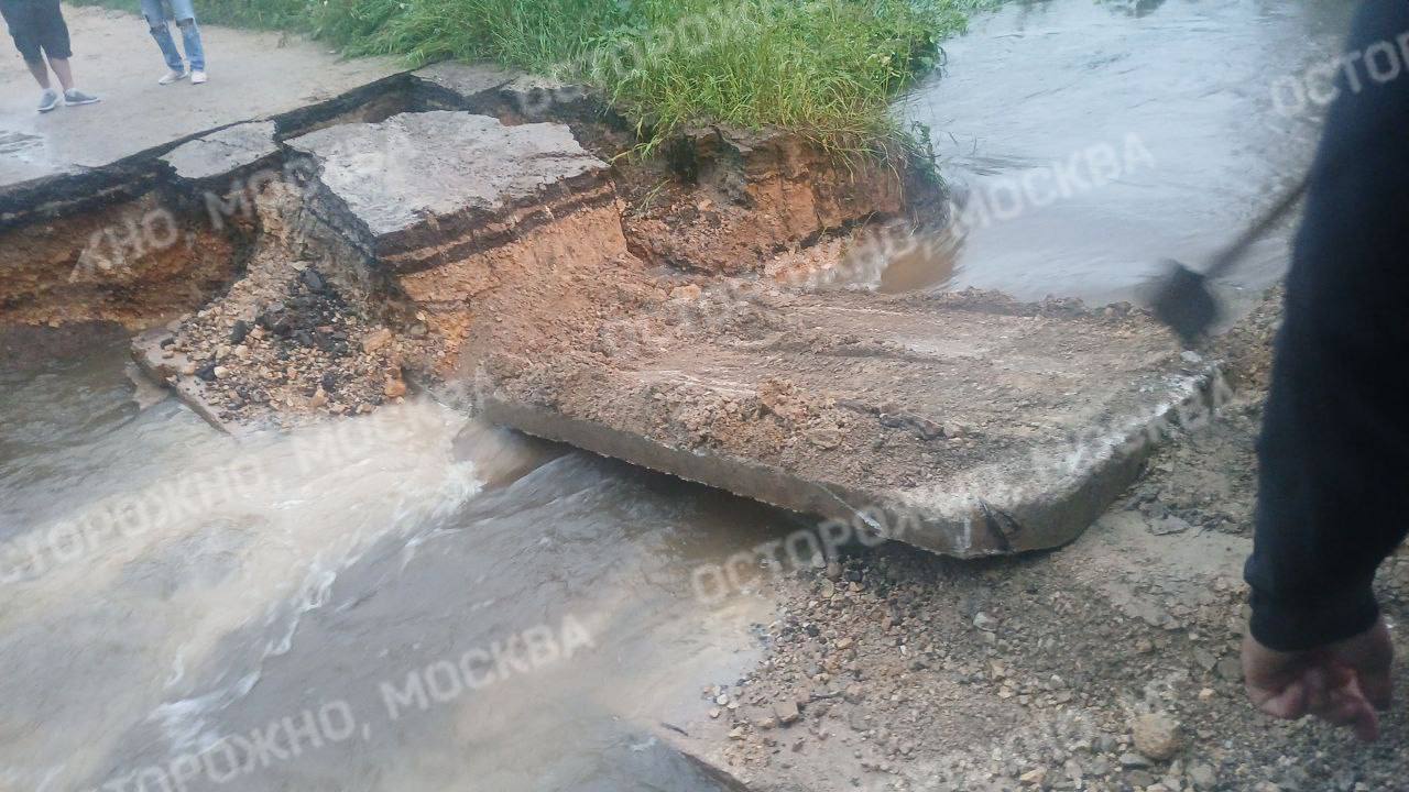 В подмосковном Наро-Фоминском округе размыло дорогу через ручей из-за ливня. Из-за сильных осадков ширина ручья с 1 метра увеличилась до 5 метров. Дорогу размыло у деревни Алексино. Она разделяет этот населенный пункт, а также СНТ "Исьма" и "Верейское" от Симбухово. Альтернативной дороги там нет. На месте идут восстановительные работы, полностью завершат их в ближайшие пару суток. На время оперативных работ по восстановлению дороги обустроили временную "искусственную" переправу через ручей. В этой местности проживает порядка 100 человек, жители отказались от эвакуации.