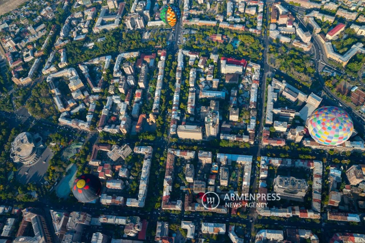 Увеличение автобусных линий, новые пешеходные улицы и велодорожки в Ереване В июне планируется реализовать масштабную программу расширения автобусных маршрутов, которая затронет продолжение линии от проспекта Маштоца до проспекта Исакова. Также запланированы изменения в организации дорожного движения, которые затронут почти весь Малый Центр, сообщил глава транспортного управления мэрии Вaзген Арутюнян. Планируется, что автобусная линия с улицы Маштоца выйдет на улицу Хоренци, затем по улицам Италии и Бейрута на улицу Аргишти и через мост выйдет на проспект Исакова. Недавно полосы для автобусов появились на ул. Московян. На улице Сарьяна планируется ввести одностороннее движение и добавить автобусные линии, обратное направление будет по Маштоцу. Также существует проект, в рамках которого планируется полностью остановить движение на ряде участков Малого Центра. Основная идея заключается в том, чтобы сделать Малый Центр более доступным и удобным для пешеходов. Первоначально в проект входит часть улицы Абовяна, от Северного проспекта до площади Республики , а также участок улицы Налбандяна. Кроме того, часть площади Республики станет исключительно пешеходной, с ограниченным движением автомобилей. Ранее глава Кентрона Петрос Петоян сообщил, что планируется сделать пешеходным участок возле Каскада. Что касается велодорожек, то, по словам Арутюняна, с французскими коллегами ведутся исследовательские работы и опросы жителей, чтобы определить по каким маршрутам они наиболее востребованы. Более подробная и целостная информация будет представлена позже.