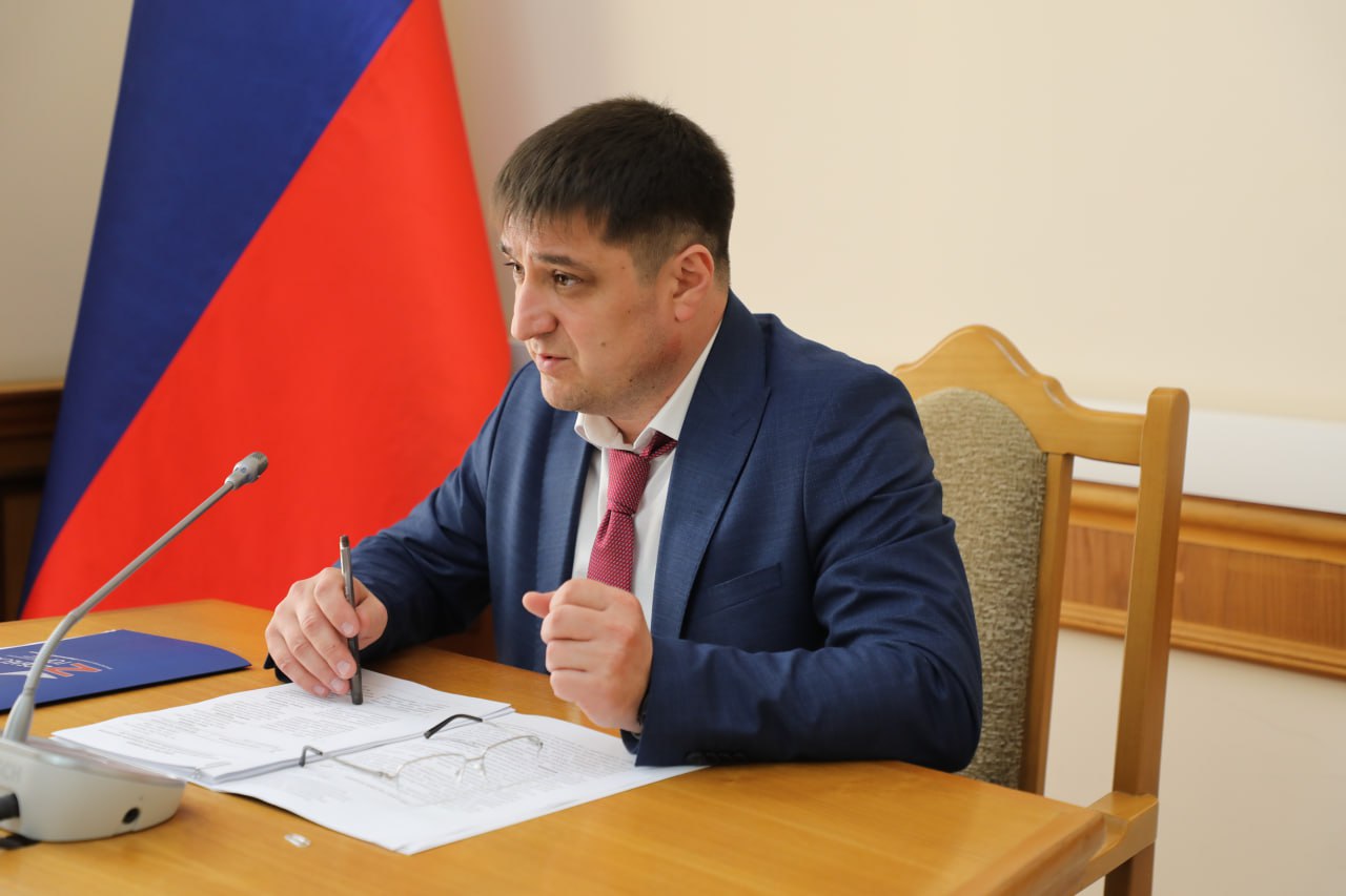 В Дагестане завершился очный этап отбора участников программы «Доблесть гор». Итоги подвел руководитель Администрации Главы и Правительства РД Махач Омаров. «В течение последних двух недель мы рассматривали кандидатов, прошедших дистанционный этап, чтобы в последующем рекомендовать их общественному совету программы для обучения либо включения в резерв. Работа очень важная и ответственная. Задача комиссии состояла в том, чтобы определить, готов ли участник эффективно действовать в гражданской сфере, и если да, то на каком уровне», – рассказал он. Многие регионы последовали опыту республики и ввели очный этап. По мнению Махача Омарова тому есть объективные причины: он позволяет лучше узнать участника, раскрыть его мотивацию, получить обратную связь. На основании этого готовятся рекомендации для общественного совета программы по каждому участнику. «Большинство из них имеет колоссальный жизненный опыт. Они были в ситуациях, где нужно было проявить волю и упорство, принимать сложные управленческие решения. В будущем эти навыки позволят им эффективно решать проблемы в сфере государственного и муниципального управления», – отметил Омаров. Глава республики Сергей Меликов в самом начале программы поставил две основные задачи – создать максимально равные условия для всех категорий участников и обеспечить открытость и объективность отбора. «На заседаниях общественного совета программы мы заслушиваем мнения всех присутствующих по каждому вопросу реализации программы. Для участников, не имевших технической возможности пройти этапы регистрации и тестирования, мы обеспечили все необходимые условия в республике и за ее пределами», – рассказал руководитель АГиП. Был организован выезд в Запорожскую область и Луганскую Народную Республику, обеспечено тестирование участников программы «Доблесть гор», находящихся в зоне проведения специальной военной операции. «Это было решение Сергея Алимовича, который инициировал программу «Доблесть гор» не как формальную процедуру, а как полноценную возможность для участников СВО продолжить служение Отечеству, но уже в родном крае. Один из наших участников, когда его спросили, почему он подал заявку, искренне ответил: «Хочется сделать что-то по-настоящему полезное для своего района». И цель программы состоит не только в том, чтобы отобрать наиболее подготовленных людей, а создать им условия для реализации накопленного опыта на новом месте, что будет нами выполнено в полном объеме», – поделился Махач Омаров.