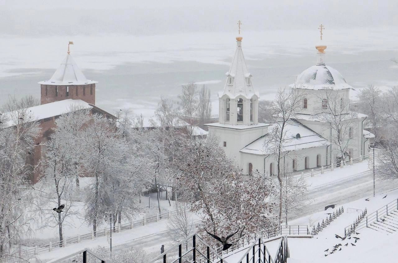 Нижний Новгород и Кстово меняются Мэр Юрий Шалабаев озвучил итоги реализации национальных проектов за 2025 год отремонтировали более 10 5 км дорог часть объектов с переходом на 2026 год обновили 10 светофоров с современной начинкой расселили аварийное жильё новые квартиры или выплаты получили почти 600 человек благоустроили 11 общественных пространств продолжается строительство детских садов ещё более 1000 мест в будущем поддержали педагогов и воспитательную работу в школах школьники осваивают дроны 3D моделирование и программирование Главная цель сделать город удобным и комфортным для жизни Открытая трибуна