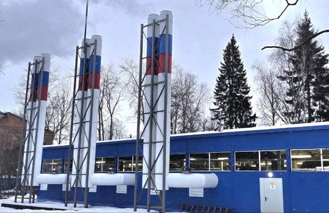 В Архангельской области подводят итоги коммунальных преобразований 2025 года В 2025 году в Архангельской области было капитально отремонтировано 24 9 км различных инженерных сетей Это позволило повысить качество коммунальных услуг для 21 5 тысячи жителей региона Об основных итогах преобразований в сфере ТЭК и ЖКХ в частности по строительству котельных рассказал губернатор Александр ЦЫБУЛЬСКИЙ