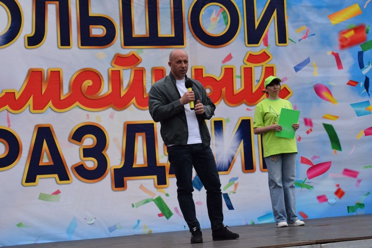 В Янтарном парке Долинска прошел районный фестиваль «Большой семейный праздник», посвященный Международному дню семьи! Мероприятие открыли глава района Александр Тугарев, депутат областной Думы Наталья Коршунова и председатель Собрания Галина Дворянинова. Они пожелали гостям прекрасного настроения, тепла, взаимопонимания, мирного неба над головой. В рамках фестиваля были проведены кулинарный конкурс «Долинская фишка», фотоконкурс «Рыбка моя» и фотокросс «Фотонаживка». Гостей ждала насыщенная программа: — концерт с выступлениями солистов и творческих коллективов района. — ароматная уха от поваров детского сада «Солнышко» г. Долинск , ставшая гастрономическим хитом дня; — мастер-классы, игровые площадки для детей. Все желающие могли принять участие в голосовании по программе «Формирование комфортной городской среды» нацпроекта «Инфраструктура для жизни» и отдать голос за понравившиеся проекты благоустройства.