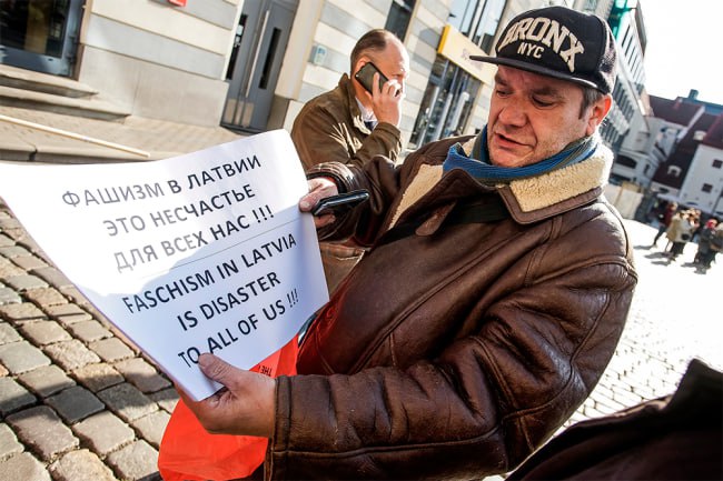 В Псков и Калининград приехали первые из 841 депортируемых из Латвии неграждан русских резидентов ЕС С 2023 года это третий поток выдворяемых Они или не сдали экзамен по латышскому языку или не прошли проверку лояльности ЕС Еще около 2600 человек отказались продлевать статус резидента Их ожидают в декабре Из почти 47 тысяч неграждан 30 тысяч экзамен сдали 10 тысяч сдают а до 7 тысяч насильно депортируют Цель игры тоньше убежден объявленный Ригой в международный розыск бывший депутат Европарламента от Латвии Андрей Мамыкин выдавить в Россию порциями балласт стариков бедных и несогласных с этническими чистками О том что Россия делает чтобы остановить игру читайте в материале на сайте РГ   rg ru 2025 11 09 ishod i prihod html tgm Фото РИА Новости Подписаться на Российскую газету в Читать нас в MAX