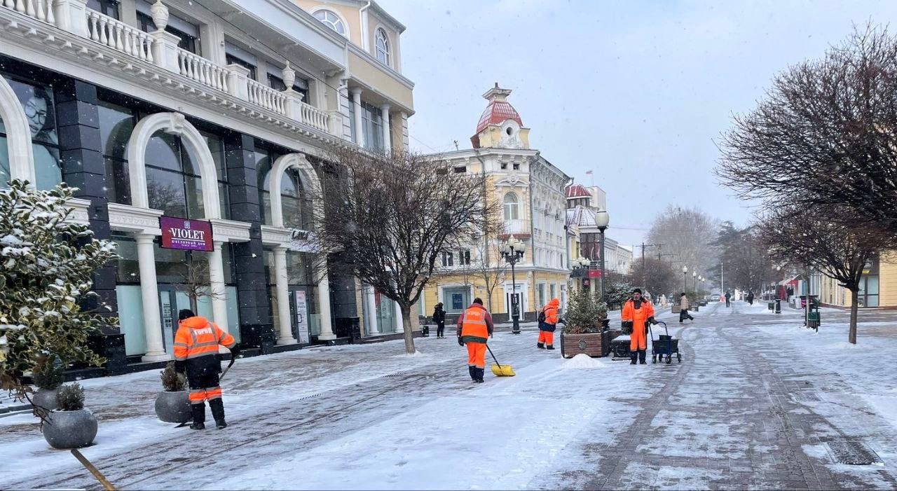 Городские службы Симферополя перешли на усиленный режим работы  Снегоуборочная техника круглосуточно расчищает и обрабатывает дороги, особое внимание уделяют опасным участкам, сообщили в городской администрации.  Более 400 дворников убирают снег и посыпают реагентами тротуары и остановки.   : Администрация Симферополя    ВЕСТИ КРЫМ