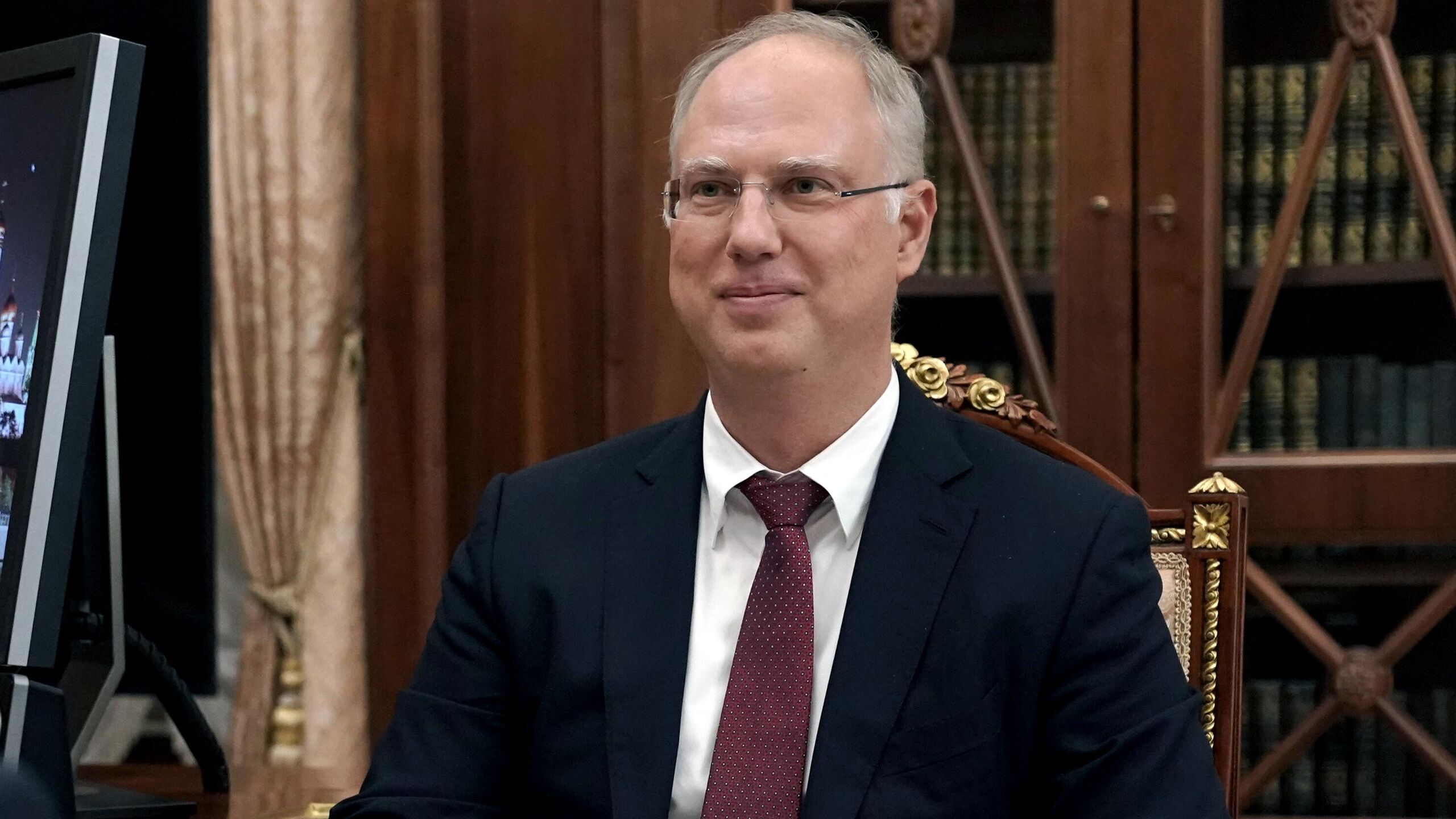 Глава РФПИ спецпредставитель президента России по инвестиционно экономическому сотрудничеству с зарубежными странами Кирилл Дмитриев считает что наступила эра перерисовки карт влияния Эпоха перерисовки карт влияния написал Дмитриев в социальной сети X комментируя публикацию одного из пользователей соцсети в этом посте размещена карта мира поделенная на три части между президентом США Дональдом Трампом президентом России Владимиром Путиным и председателем КНР Си Цзиньпином Ранее госдепартамент США объявил Западное полушарие зоной интересов Вашингтона подчеркнув что президент Дональд Трамп намерен не допустить угроз безопасности Соединенных Штатов К своему посту госдепартамент прикрепил черно белый фотоснимок президента США Дональда Трампа на одном из официальных мероприятий поверх которого белыми и красными буквами значится слоган Это НАШЕ полушарие