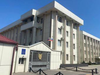 Прокуратура Дагестана взяла на особый контроль инцидент с нападением на полицейских Надзорное ведомство республики установило особый контроль за процессом расследования уголовного производства, связанного с покушением на жизнь сотрудников правоохранительных структур. Как ранее информировали СМИ, по факту сегодняшнего нападения на полицейских возбуждено дело по трём статьям Уголовного кодекса: 317 нападение на представителей правоохраны , 166 незаконное завладение транспортным средством без корыстных намерений и 222 противоправное хранение или распространение оружия . «В зоне инцидента присутствует прокурор Кировского района Махачкалы Сергей Решетников, который координирует взаимодействие оперативных подразделений и экстренных служб», — сообщили представители прокуратуры.
