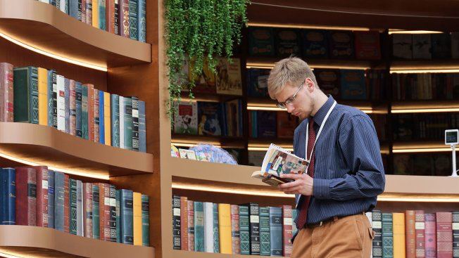 Литрес запускает продажи бумажных книг из ассортимента сети Читай город Буквоед с конца сентября На первом этапе на платформе будет представлено около 30 каталога ретейлера Олег Елков ТАСС