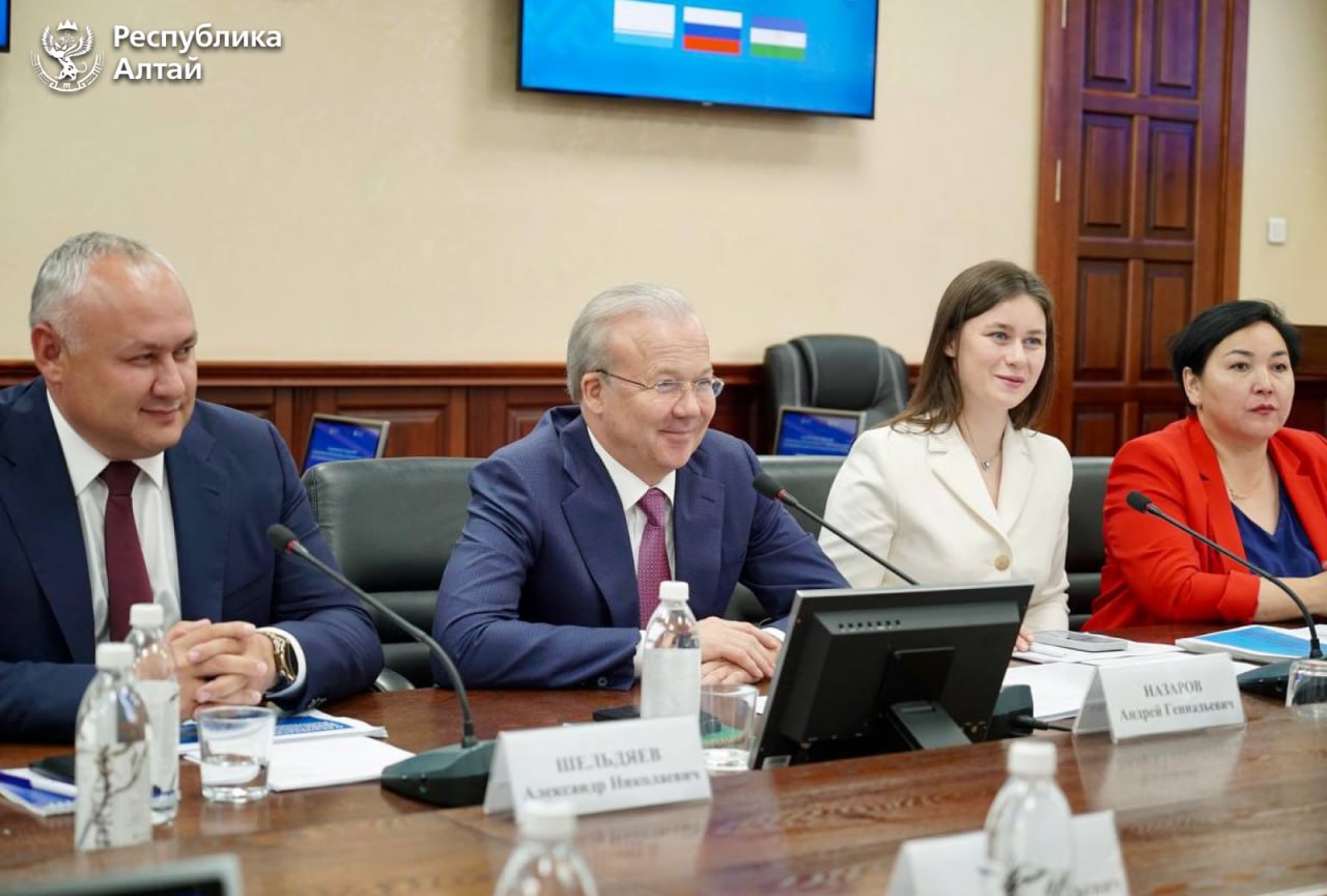 Республику Алтай посетила делегация Башкортостана во главе с премьер-министром Андреем Назаровым. В правительстве состоялось расширенное совещание с участием исполнительных органов государственной власти регионов. «Дружеские контакты между Республикой Алтай и Республикой Башкортостан налажены давно, – подчеркнул Андрей Турчак. – В ноябре прошлого года мы закрепили их соглашением о сотрудничестве». Он отметил, что одним из успешно выполненных пунктов соглашения стало прямое авиасообщение – сегодня аэропорт Горно-Алтайска принял первый рейс из Уфы. «Важнейшее значение имеет сотрудничество в сфере здравоохранения, – считает Андрей Турчак. – Офтальмологи, ЛОР-врачи и хирурги из Башкортостана не только провели сотни высококвалифицированных операций жителям нашей республики, но и обучили врачей передовым методам лечения. Эту работу обязательно продолжим». Кроме того, глава рассказал, что сегодня между туристическими компаниями республик будет подписано 12 соглашений о сотрудничестве. По мнению Андрея Турчака, это повысит узнаваемость регионов, наладит культурные связи и расширит туристический потенциал. «Укреплять сотрудничество будем и в других сферах – сельском хозяйстве, образовании, промышленности и торговле, – заверил Андрей Турчак. – Главная цель – чтобы наши республики развивались».