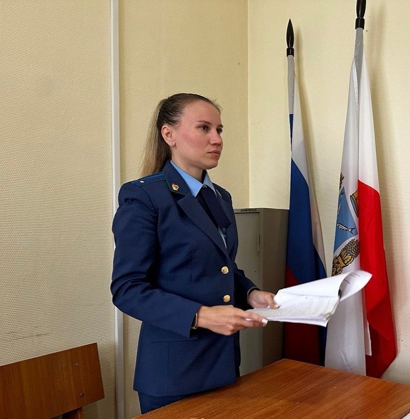 Прокуратура Гагаринского административного района г Саратов поддержала государственное обвинение по уголовному делу в отношении 43 летнего местного жителя        Он признан виновным по ч 1 ст 264 1 УК РФ управление автомобилем лицом находящимся в состоянии опьянения подвергнутым административному наказанию за управление транспортным средством в состоянии опьянения Установлено что 17 июня 2025 года мужчина будучи привлеченным к административной ответственности по ч 1 ст 12 8 КоАП РФ выпив коньяк вновь сел за руль автомобиля Ford Focus В пути следования в пос Соколовый водитель был остановлен сотрудниками Госавтоинспекции ПДПС УМВД по г Саратову и отстранен от управления В ходе освидетельствования у водителя установлено состояние алкогольного опьянения 0 74 мг л  С учетом позиции государственного обвинителя суд назначил виновному наказание в виде 8 месяцев принудительных работ с лишением права заниматься деятельностью связанной с управлением транспортными средствами сроком на 2 года  Автомобиль конфискован в доход государства