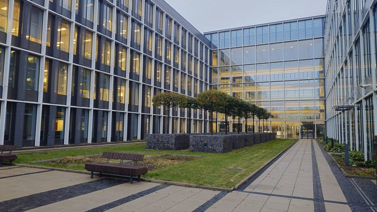 ВСК арендовала 1 713 тыс кв м в офисном парке Comcity Страховая компания ВСК арендовала дополнительные офисные помещения площадью 1 713 тыс кв м в офисном парке Comcity Сделку сопровождала консалтинговая компания Remain Один из офисов ВСК разместится в корпусе Браво переезд запланирован на март 2026 года По данным консультантов выбранное помещение было одним из последних вариантов с отделкой под ключ доступных для прямой аренды в Comcity Страховой Дом ВСК работает с 1992 года и входит в топ 5 крупнейших страховщиков России по объему сборов Компания имеет более 500 региональных офисов ее головной офис расположен на улице Островной в Москве офисы