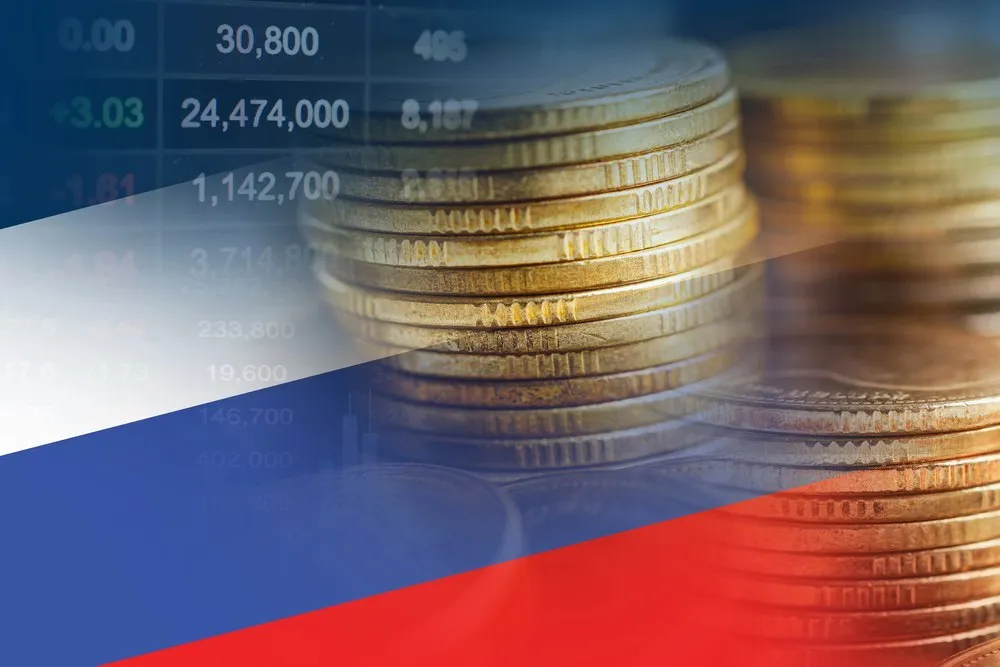 В России предлагают создать независимую структуру для оценки действий Минфина В России предлагают создать независимый орган для оценки финансовых решений властей Речь идет о бюджетном совете при Федеральном собрании с такой инициативой выступили в Центре макроэкономического анализа и краткосрочного прогнозирования ЦМАКП Идея появилась на фоне частых пересмотров бюджетного правила задуманное как якорь стабильности оно со временем превратилось в весьма гибкий инструмент который подстраивают под текущие задачи Это ослабляет дисциплину расходов усиливает дефицит казны и зависимость от нефтяных доходов На проблему уже обращал внимание президент раскритиковав экономический блок за ошибки в прогнозах Предполагается что Бюджетный совет способен работать в формате бюджетного офиса при Федеральном собрании и быть независимым от исполнительной власти В его задачи могут войти анализ долгосрочной устойчивости бюджета оценка макроэкономических параметров и мониторинг соблюдения ограничений Что ж вообще дело в целеполагании такого совета в случае его создания в чем тоже есть большие сомнения Если целью будет стоять корректировка работы Минфина направленная на развитие экономики то такая структура давно должна быть Если же речь идет об еще одном филиале независимого Центробанка то спасибо нам уже и независимость ЦБ выше крыши МЭФ в MAX