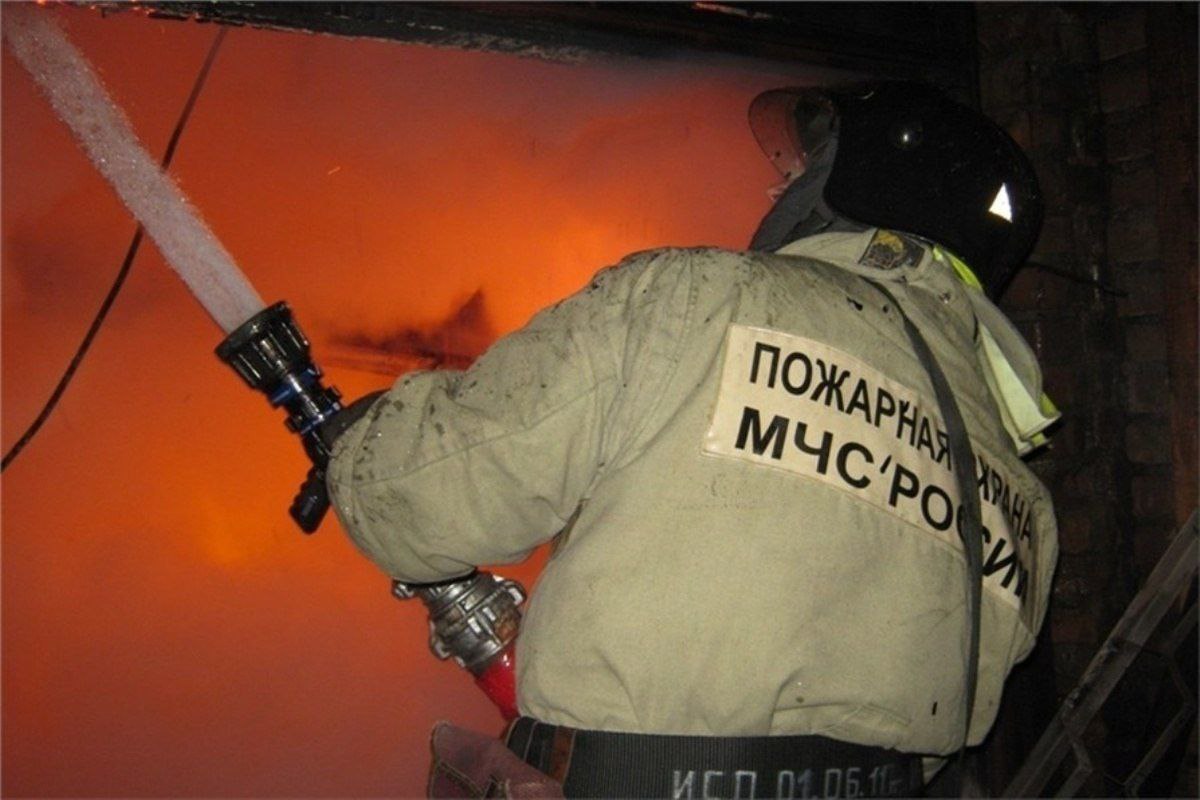 Ночью 9 июля на улице Проточная в Находке произошло возгорание частного дома На момент прибытия пожарных горела обшивка и чердачное помещение дома. Пожар был ликвидирован на 20 квадратах. Причина пожара и ущерб устанавливаются.