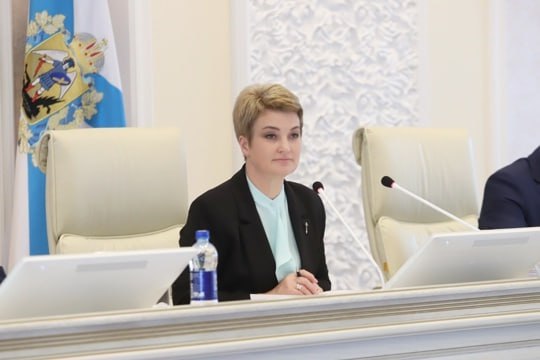 В Архангельской области расширили соцподдержку многодетных семей Теперь право на помощь получат семьи, где дети-инвалиды I и II групп до 23 лет не могут учиться очно в вузах, техникумах и колледжах наравне со сверстниками. Раньше подобные семьи не подпадали под действие областного закона, но после инициативы губернатора Поморья Александра Цыбульского и единогласной поддержки депутатов необходимые льготы стали доступнее. "Это значит, что семьи получили коммунальные льготы, освобождение от транспортного налога и другие предусмотренные меры поддержки", – рассказала спикер областного Собрания депутатов Екатерина Прокопьева.