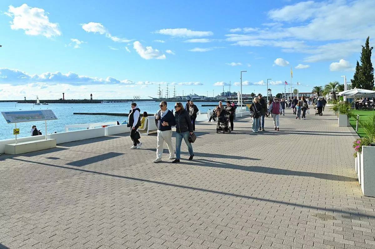 Сочи в январе принял около 685 тысяч туристов Средний уровень загрузки отелей и гостиниц в январе составил порядка 70 В настоящее время на курорте находятся более 90 тысяч гостей сообщили в пресс службе администрации Сочи Кубанские Новости   Мы в MAX