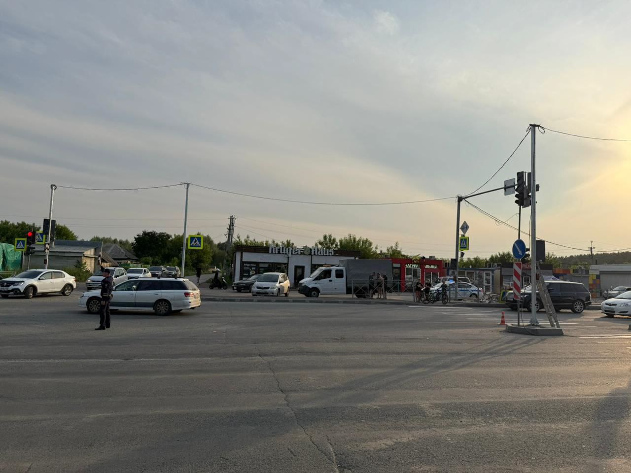 Ниссан сбил 15-летнего подростка на переходе  Авария случилась 7 июня около 19:05 в Советском районе. По предварительным данным, 21-летний парень за рулем «Ниссан Авенир» ехал по Бердскому шоссе и напротив дома №451 сбил пешехода, который переходил дорогу по пешеходному переходу.  В результате ДТП пострадал 15-летний подросток. На месте происшествия работал наряд ДПС, сейчас устанавливаются все обстоятельства случившегося.    АиФ, видео: КП-Новосибирск