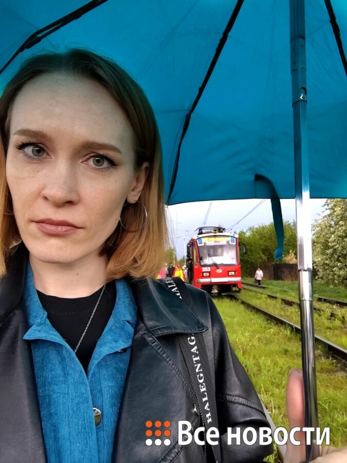 «Очень сильно шандарахнуло»: в Нижнем Тагиле молния ударила в трамвай с пассажирами Майская гроза в Нижнем Тагиле стала для пассажиров трамвая №15 настоящим злоключением. Когда вагон ехал по Старой Гальянке, в него попала молния. Вечером 20 мая журналистка Олеся Культикова возвращалась домой после работы из центра города на ГГМ на трамвае №15. Город накрыла непогода: шёл сильный дождь и бушевала гроза. Но Олеся была уверена, что в транспорте вполне безопасно. Когда вагон проезжал по Старой Гальянке, молнии стали бить прямо рядом с трамваем. У остановки Верескова разряд ударил прямо в вагон. «Очень сильно шандарахнуло, мы все пригнулись, а в трамвае погас свет. Молния будто рикошетом ушла в дерево, и оно заискрилось. В вагоне было много пенсионеров и детей. Дети начали кричать, у них испуг, паника, пытались двери приоткрыть, но у них ничего не получилось, всё заблокировалось. Кому-то даже стало плохо из бабушек. Я тоже сильно испугалась, сердце колотилось как бешеное. Потом пассажиры взяли себя в руки, всё-таки все живы, никто не травмировался», — говорит Олеся. Через несколько минут освещение вернулось, и двери разблокировались. Водитель вышла и проверила состояние трамвая, а кондуктор пыталась успокоить пассажиров. Некоторые стали покидать вагон, несмотря на ливень. Олеся хотела вызвать такси, чтобы не мокнуть под дождем, но отпугнул ценник: из-за непогоды он подскочил до 600 рублей за поездку. В итоге всех пассажиров всё равно попросили покинуть транспорт, а вагон отбуксировал другой трамвай. «Вышли из трамвая, пошли по дороге, по лужам, там уже большое море было. Машины нас окатывают, мы идём, мокнем. Дошли до ближайшей остановки, дождались автобус», — рассказывает тагильчанка.