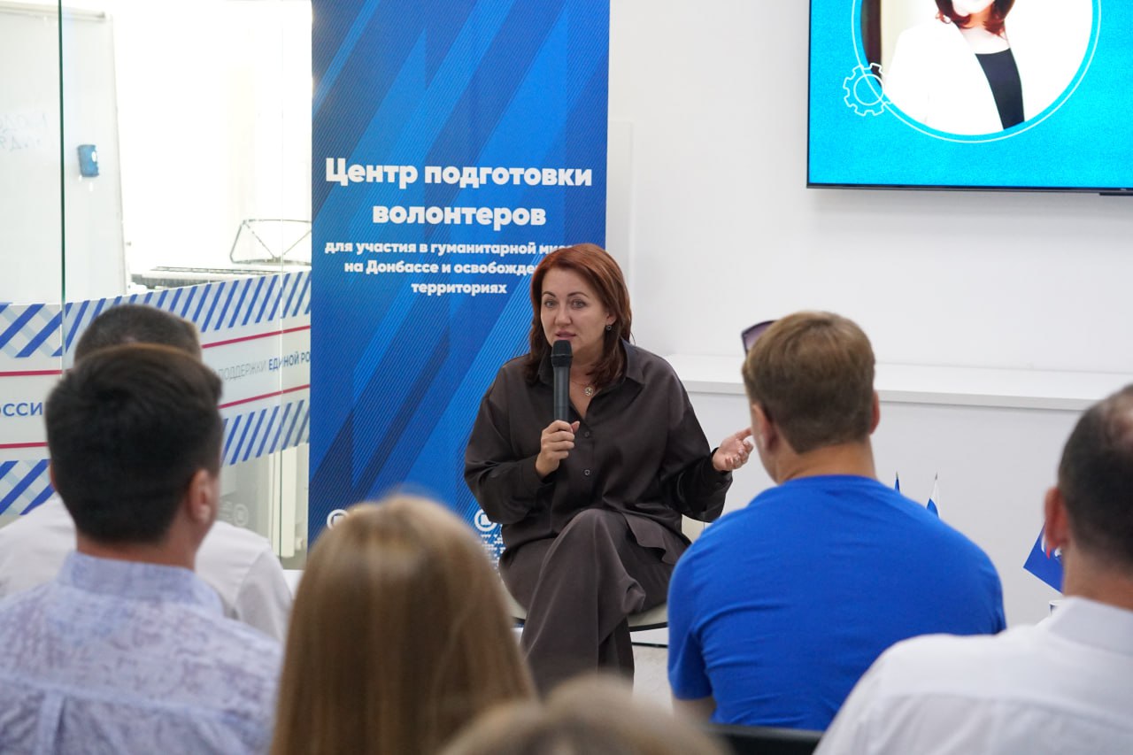 Федеральный проект для молодых лидеров, будущих политиков и управленцев «ПолитЗавод» запустили в Алтайском крае региональные отделения «Единой России» и «Молодой Гвардии Единой России». Участники проекта в возрасте от 18 до 35 лет получат знания и навыки в рамках очно-заочной образовательной программы по четырем направлениям: технолог предвыборного штаба, политический спикер, менеджер общественных проектов, политический SMM и дизайн. По итогам практикоориентированного курса молодые люди смогут пройти стажировки в региональных и федеральных органах исполнительной и законодательной власти, в партийных структурах. В рамках регионального этапа проекта будут проходить лекции, мастер-классы, образовательные сессии с экспертами. И первая такая встреча состоялась сегодня в штабе общественной поддержки «Единой России». В зале собрались депутаты молодежных парламентов, молодые специалисты и предприниматели, студенты и молодогвардейцы. Поговорили о том, что сегодня волнует молодежь, о работе Совета Федерации как палаты регионов, о становлении молодых людей в политике и многом другом. Буду рада, если мои мысли и опыт принесут пользу ребятам. Всегда готова к общению и сотрудничеству. «ПолитЗавод» называют партийным акселератором для молодежи с активной гражданской позицией, настроенной на дальнейшее участие в политике. Желаю участникам проекта успехов на этом пути!