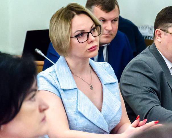 Управление благоустройства и лесного хозяйства Ростова возглавила Татьяна Сапрыкина Управление благоустройства и лесного хозяйства Ростова-на-Дону возглавила Татьяна Сапрыкина. Она является уроженкой Ростова-на-Дону. В 2003 году окончила Ростовский государственный университет, по специализации «Экономическая география». В 2020 году прошла переподготовку по программе «Юриспруденция». В 2000 году начала работать учителем географии в ростовской гимназии №45. А с августа 2006 года по март 2016 года работала на различных должностях, в том числе руководящих. С марта 2016 по июль 2024 года находилась на руководящих должностях в коммерческих организациях города. Добавим, что ранее должность занимал Антон Наумов. Он покинул пост 9 июля, заняв место замглавы администрации Батайска по строительству.