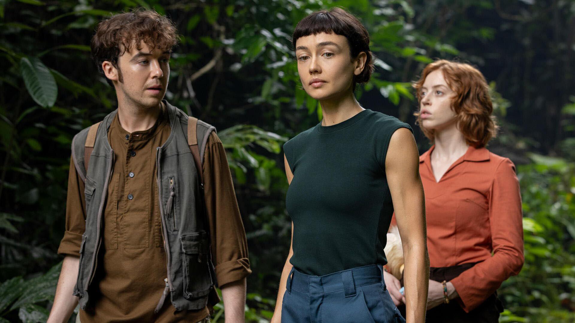 Сериал Чужой Земля продлили на второй сезон Шоураннер Ноа Хоули также известный по Фарго и Легиону изначально задумывал историю сериала с расчётом на продолжение так что идеи для второго сезона уже есть Продолжение выйдет на Hulu а его съёмки начнутся в Лондоне в 2026 году Когда ждать релиз не уточняется Rozetked Plus