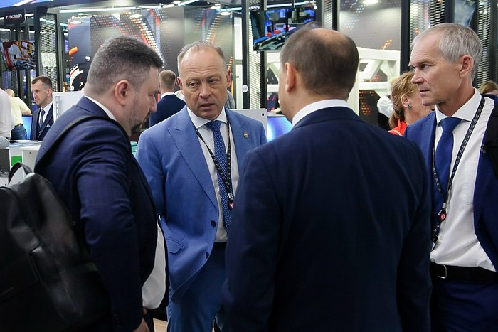 Паслер сократил число членов правительства Свердловской области Губернатор Свердловской области Денис Паслер сократил количество членов правительства Количество членов правительства сокращено до 25 человек сообщает в понедельник департамент информационной политики Из структуры правительства исключены должности заместителя губернатора Свердловской области министра инвестиций и развития Свердловской области и министра промышленности и науки Свердловской области Ранее этот пост занимал Сергей Пересторонин он покинул состав регионального правительства В состав правительства введена новая должность первого заместителя губернатора Свердловской области министра промышленности и науки Свердловской области С 1 января этот пост займет Алексей Викторович Шмыков Министром экономики инвестиций и территориального развития Свердловской области с 1 января 2026 года назначен Антипов Андрей Иванович Ранее он занимал должность генерального директора ОАО ОЭЗ Титановая долина uralweb ru