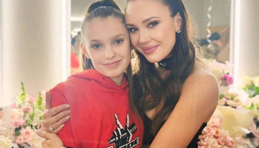 Школьница из Нижнекамска пробилась в финал Голос Дети 14 летняя Арина Кияшко из Нижнекамска вышла в финал музыкального проекта Голос Дети в команде оперной певицы Аиды Гарифуллиной набрав более 40 голосов Юная вокалистка исполнила композицию Вечная любовь французского композитора Жоржа Гаваренца и опередила ближайшую соперницу Милану Ананко которая набирала 37 2 Ранее Кияшко получила Гран при фестиваля Страна поющего соловья и теперь представляет Татарстан на федеральной сцене при поддержке компании Татнефть KazanFirst в бот