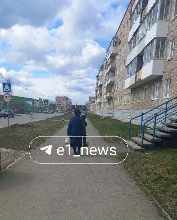 74 RU Новости Челябинска Женщину с базукой заметили на улицах Североуральска Свердловская область Испуганные горожане не растерялись оперативно сфотографировали грозную даму и выложили в местный паблик Тут же в комментариях посыпались самые разнообразные версии каждый защищается как может пошла разбираться с соседками В ЖКХ ходила за коммуналку предъявляла Оказалось что таинственная женщина работает в музее ОВД пишут коллеги e1 news Её зовут Галина Федоровна А оружие в её руках всего лишь новый экспонат Простите что кого то испугала своим видом не хотела Базуку несла с улицы Молодёжной Это подарок для нашего музея Мне нужно было идти через весь город до Ленина 4а В выходной день здание музея закрыто поэтому я пошла домой чтобы в понедельник отвезти этот футляр он очень подробнее на канале 74 RU Новости Челябинска