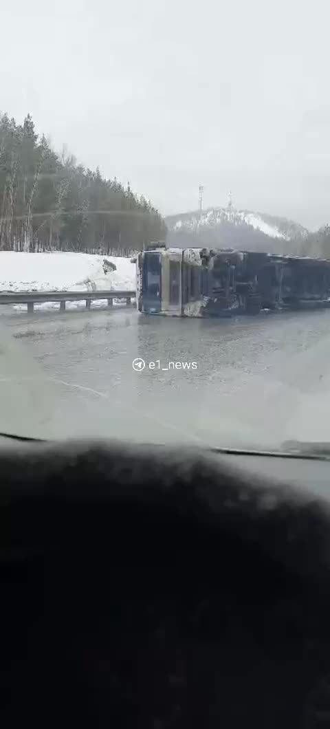 ДТП с фурой на Пермском тракте: груз рассыпан, движение ограничено