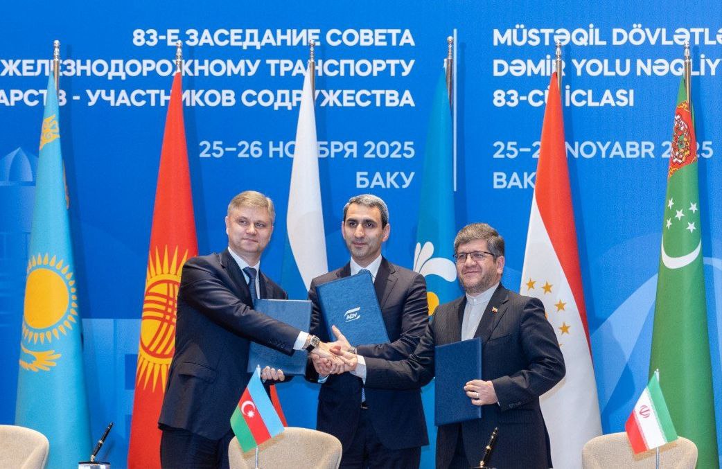 Договорились повышать коммерческую привлекательность западного маршрута МТК Север Юг РЖД Иранские железные дороги и Азербайджанские железные дороги заключили меморандум для укрепления конкурентной позиции западного маршрута международного транспортного коридора Север Юг Документ подписали руководители железнодорожных компаний Олег Белозёров Джаббарали Закери и Ровшан Рустамов Цель меморандума добиться стабильных цен на перевозки грузов по маршруту Стороны договорились до конца года сформировать сквозные ставки с дальнейшим проведением их комплексной оценки каждый квартал Церемония подписания состоялась в Баку в рамках 83 го заседания Совета по железнодорожному транспорту государств участников Содружества Подписаться на Телеграмму РЖД Голосовать за канал Подписаться на РЖД в MAX Каналы железных дорог