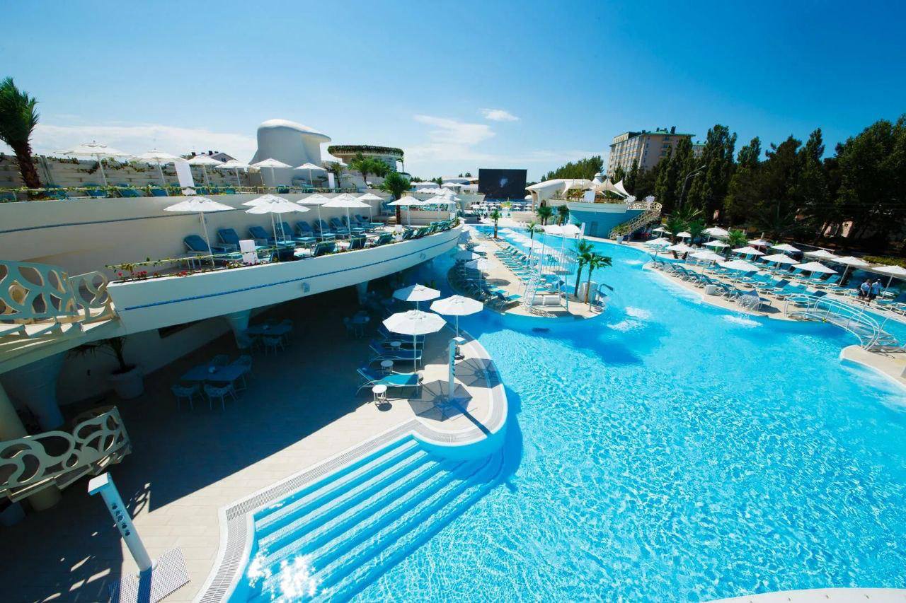 Турпоток в Анапу с начала года составил 1 7 млн человек В Анапе за январь сентябрь 2025 года отдохнуло 1 7 млн туристов Об этом сообщили в пресс службе министерства курортов туризма и олимпийского наследия Краснодарского края По данным министерства курортов Краснодарского края на на территории города курорта Анапа гостей принимает 715 объектов размещения общей емкостью 72 653 койко мест Новости Отели ОтелиАнапы Новости Отелей