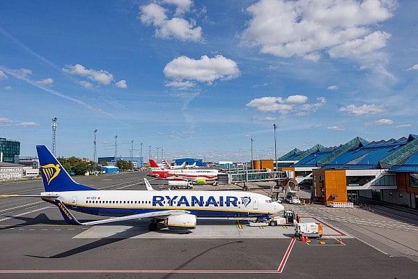 Лоукостер Ryanair отказался пускать россиян на рейс из Барселоны в Таллин  Ирландская авиакомпания Ryanair отказалась пускать россиян на рейс из Барселоны в Таллин, ссылаясь на новый запрет Эстонии. Известно о нескольких фактах, когда обладателям российских паспортов, имеющих также ВНЖ одной из стран Евросоюза  ЕС , отказывали в посадке на борт на рейс в Таллин в аэропорту Барселоны. Аналогичные инциденты происходили и в аэропорту Дублина. Об этом пишет "Деловой Петербург".  Лоукостер Ryanair осуществляет полеты из Барселоны в Таллин трижды в неделю — по вторникам, средам и воскресеньям. Во вторник, 18 февраля, на рейс не пустили как минимум 15 россиян, сообщили очевидцы в соцсетях. Известны и отдельные инциденты, которые случались и ранее. Так, один из недопущенных на рейс — гражданин России с ВНЖ Испании — рассказал, что его не пустили на рейс Ryanair в воскресенье, 16 февраля.  aviaru.net/n280801