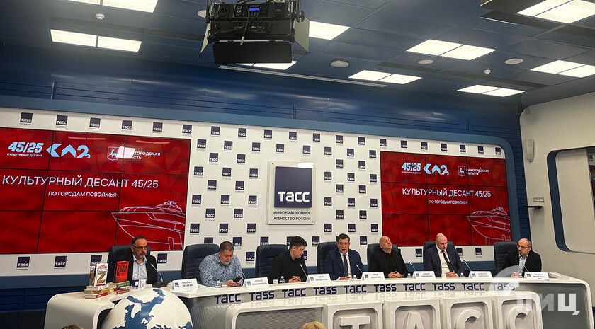 «Культурный десант 45/25» с участием донецких музыкантов стартует в июне в городах Поволжья Посвященный 80-летию Великой Победы проект «Культурный десант 45/25» с участием донецкого «Оркестра Непокоренных» стартует в июне в городах Поволжья. Об этом сообщил скрипач-виртуоз, автор проекта Петр Лундстрем. «В этом году мы создали концертное агентство К22, наш первый главный проект посвящен юбилею Великой Победы — „Культурный десант 45/25“. Прошло 80 лет, и мы сейчас сталкиваемся с теми же вызовами, с которыми сталкивались наши прадеды. Нашим проектом мы хотим отдать дань памяти предкам, вспомнить, что происходило 80 лет назад и, конечно, понять, какую роль играет культура сегодня», — цитирует Лундстрема Донецкое агентство новостей. Автор проекта отметил, что название отражает его содержание и смысл — «Как Онегин с кор... Подробнее>>>