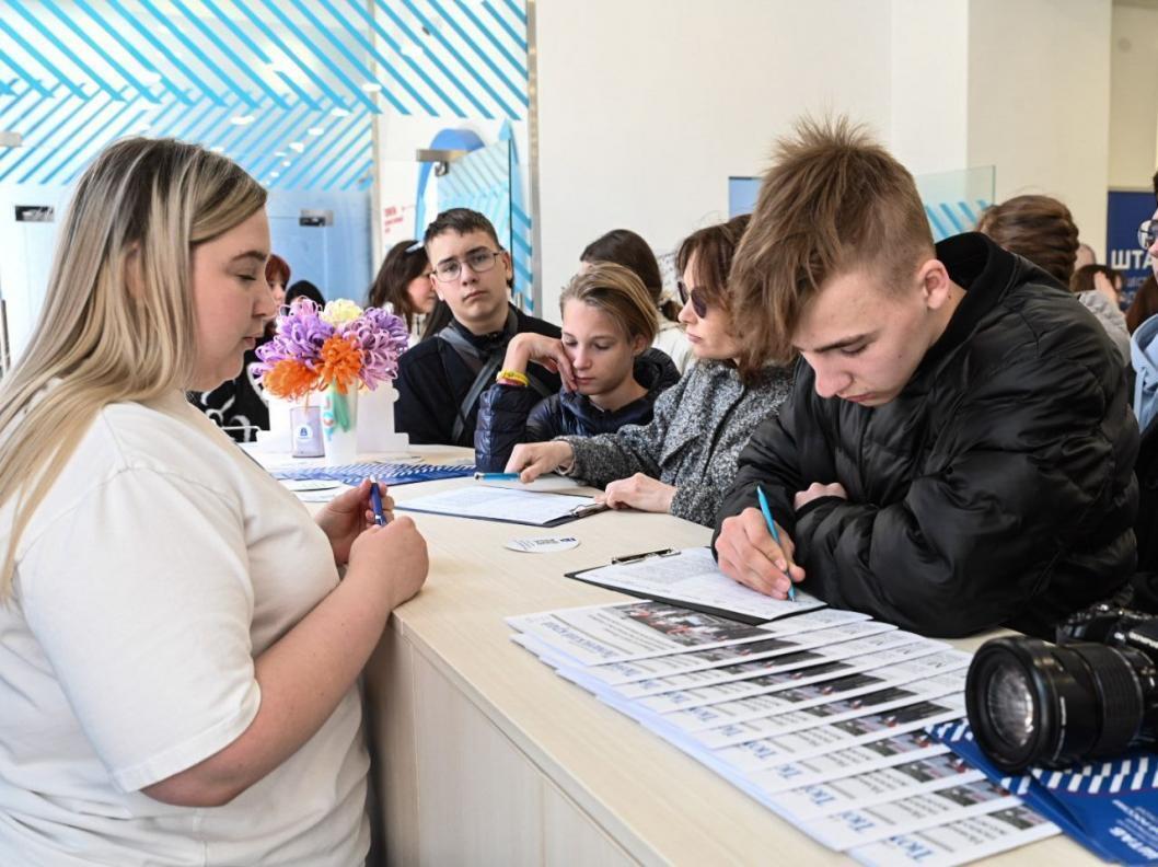 ‍ В Тюменской области 29,9 тыс. человек нашли работу благодаря центрам занятости с 1 января по 6 ноября 2024 года  В Тюменской области численность зарегистрированных безработных составляет 1,8 тыс. человек. Уровень регистрируемой безработицы — 0,24 %. За год в центры занятости обратились 38,3 тыс. жителей.   Работодателями про данным на 7 ноября заявлено 18,9 тыс. вакансий. Из них 3,2 тыс. – в профессиональной, научной и технической сферах.