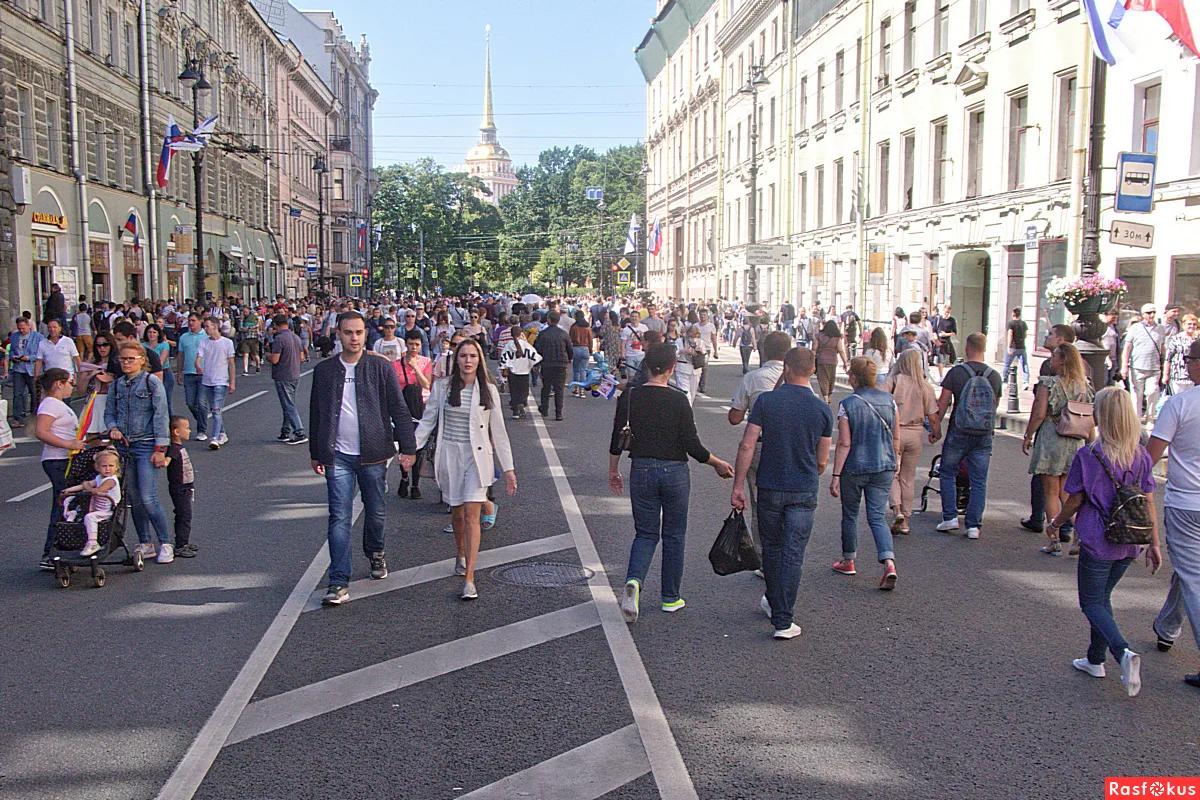 Массовые мероприятия — подальше от центра В Петербурге планируют переносить шумные праздники и фестивали на окраины, — заявил спикер ЗакСа Александр Бельский. Так власти хотят снизить уровень шума в центре города и сделать жизнь горожан комфортнее. Флэш Питер - подписаться