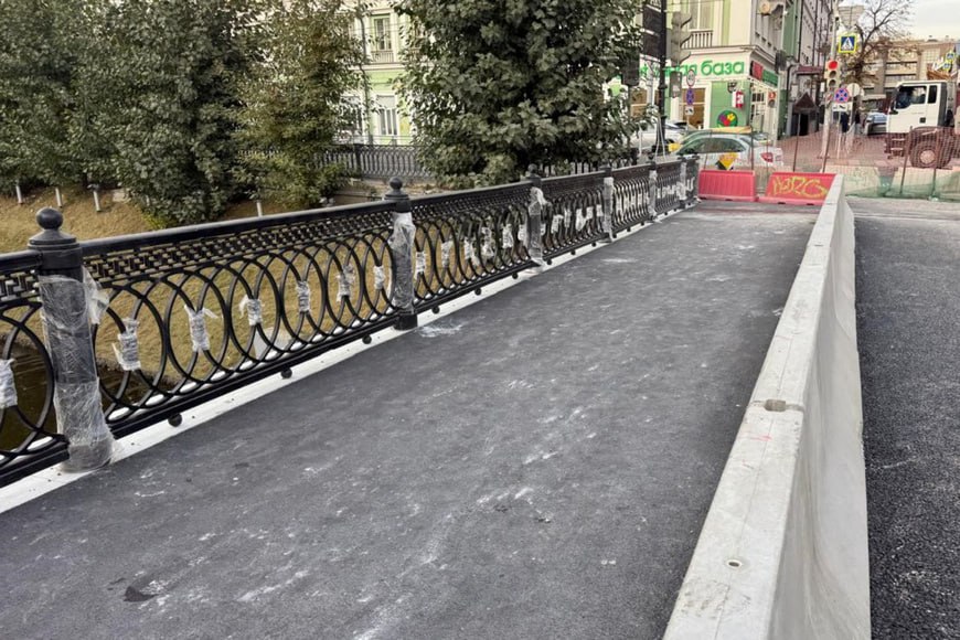 В Казани закончили капремонт Романовского моста через Булак Работы удалось завершить раньше срока Специалисты реконструировали пролет моста и его опоры а также обновили дорожное покрытие и бордюры   Вечерка в MAX в Telegram