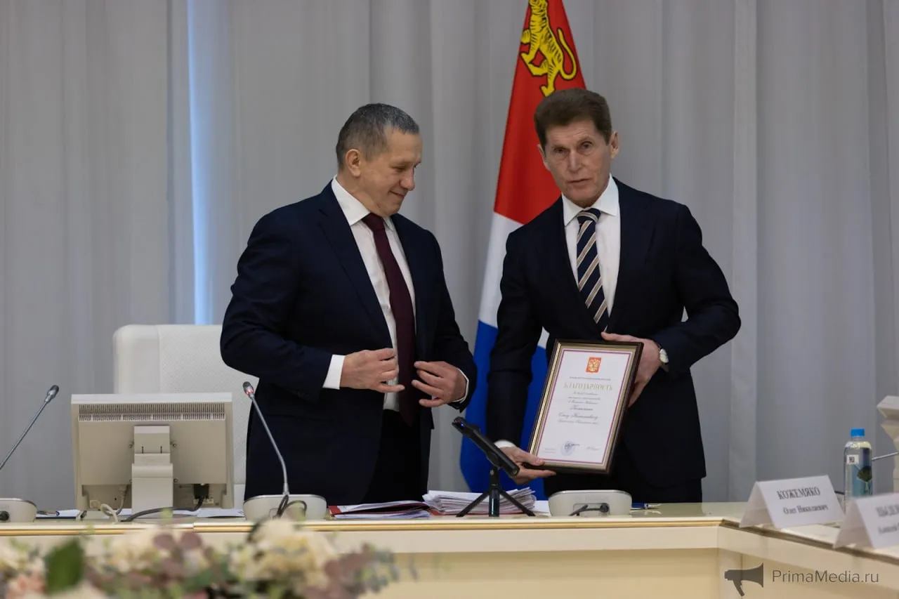 Юрий Трутнев на совете ДФО который проходит сегодня во Владивостоке вручил благодарности от президента России Владимира Путина губернатору Приморья Олегу Кожемяко и главе Бурятии Алексею Цыденову за вклад в развитие жилищного строительства Главе Минвостокразвития Алексею Чекункову и главе КРДВ Николаю Запрягаеву полпред вручил ведомственные медали Минобороны за вклад в укрепление обороны РФ Поздравляю всех с наградами Хорошо знаю что эти награды заслуженные сказал Юрий Трутнев   PrimaMedia в       подпишись 18
